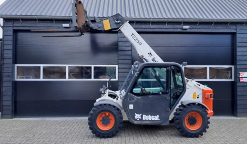 Bobcat T 2250 verreiker met vorken full