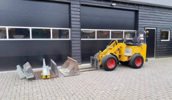 Knikmops 130 minishovel met bak vorken bezem tegelriek vol