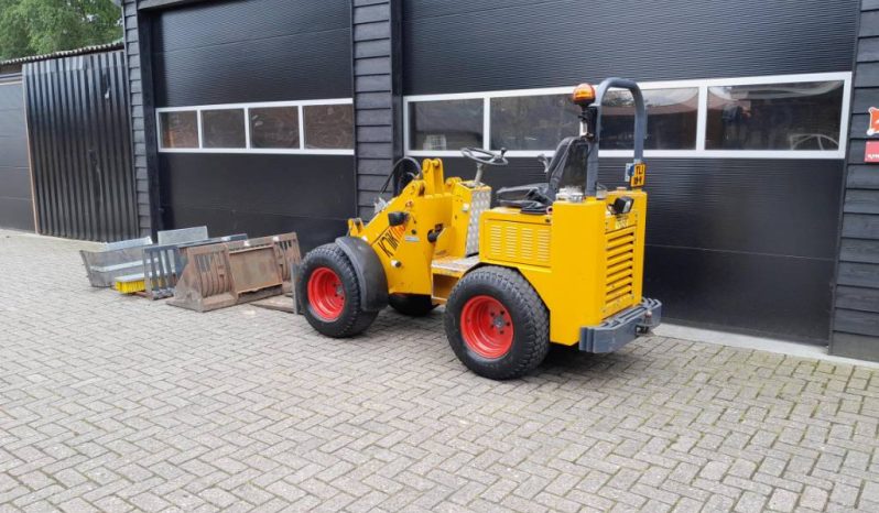 Knikmops 130 minishovel met bak vorken bezem tegelriek vol