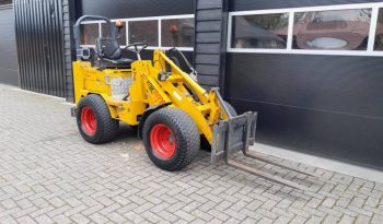 Knikmops 130 minishovel met bak vorken bezem tegelriek vol