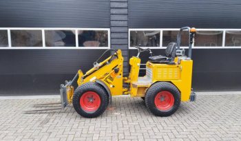 Knikmops 130 minishovel met bak vorken bezem tegelriek vol