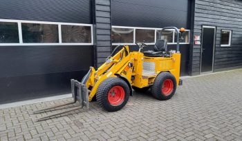 Knikmops 130 minishovel met bak vorken bezem tegelriek vol