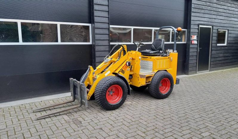 Knikmops 130 minishovel met bak vorken bezem tegelriek vol