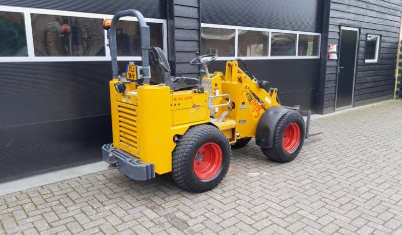 Knikmops 130 minishovel met bak vorken bezem tegelriek vol