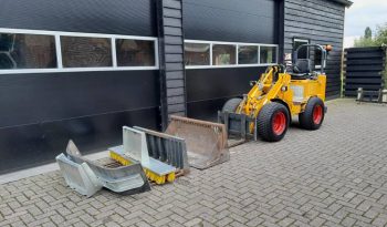 Knikmops 130 minishovel met bak vorken bezem tegelriek vol