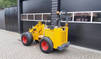 Knikmops 130 minishovel met bak vorken bezem tegelriek vol