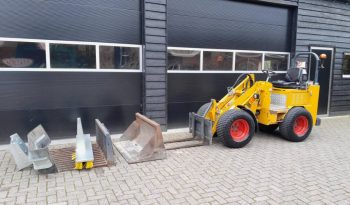 Knikmops 130 minishovel met bak vorken bezem tegelriek vol