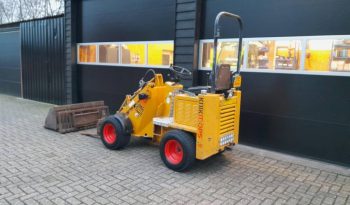 Knikmops 90 minishovel puinbak palletvorken en tegelriek vol