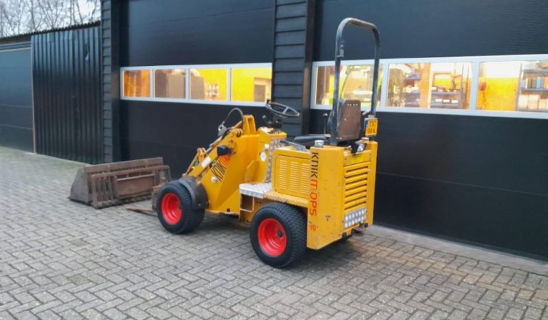 Knikmops 90 minishovel puinbak palletvorken en tegelriek vol