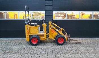 Knikmops 90 minishovel puinbak palletvorken en tegelriek vol