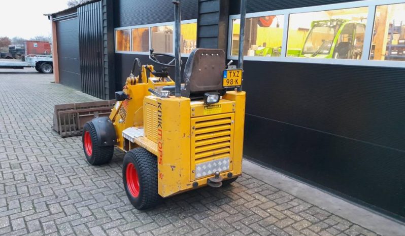 Knikmops 90 minishovel puinbak palletvorken en tegelriek vol