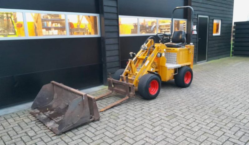 Knikmops 90 minishovel puinbak palletvorken en tegelriek vol