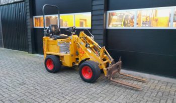 Knikmops 90 minishovel puinbak palletvorken en tegelriek vol