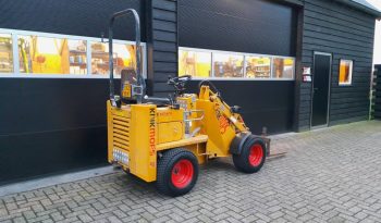 Knikmops 90 minishovel puinbak palletvorken en tegelriek vol