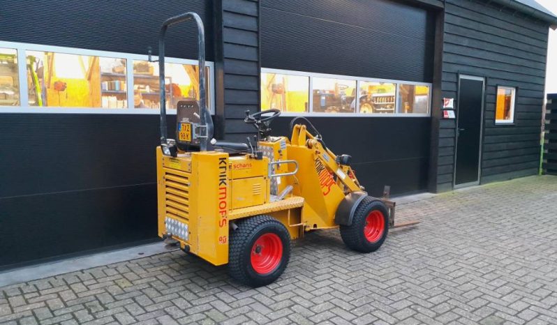 Knikmops 90 minishovel puinbak palletvorken en tegelriek vol